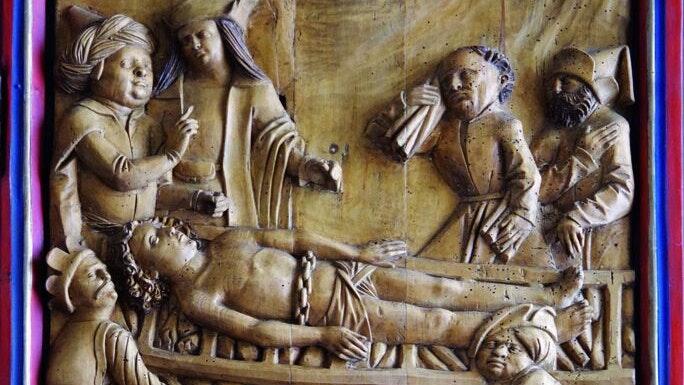 Der spätgotische Flügelaltar in der Pfarrkirche St. Michael in Unterhohenried zeigt unter anderem diese Szene aus dem Martyrium des Heiligen Laurentius.