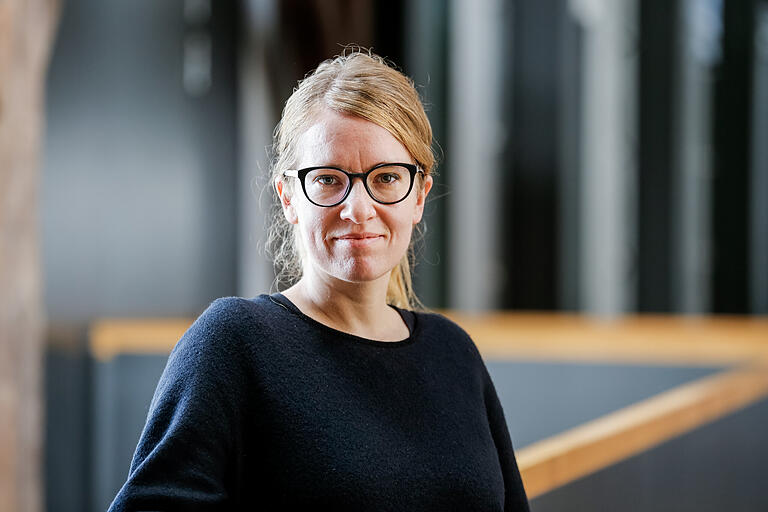 Luisa Heese, Leiterin des Kulturspeichers Würzburg: 'Inge Dicks Arbeiten sind sehr sinnlich.' Luisa Heese, Leiterin des Kulturspeichers Würzburg: 'Inge Dicks Arbeiten sind sehr sinnlich.'