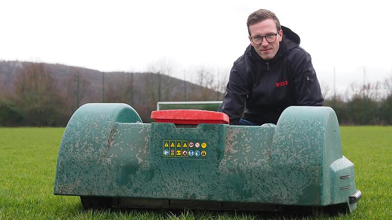 Thulbas „Greenkeeper“ Cedric Werner (im Bild) benutzt zur Sportplatz-Pflege unter anderem einen via App steuerbaren Mähroboter. Eine lohnende, aber auch energie-effiziente Anschaffung angesichts der insgesamt drei Spielfelder.       -  Thulbas „Greenkeeper“ Cedric Werner (im Bild) benutzt zur Sportplatz-Pflege unter anderem einen via App steuerbaren Mähroboter. Eine lohnende, aber auch energie-effiziente Anschaffung angesichts der insgesamt drei Spielfelder.