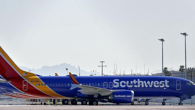 Flugzeuge des Typs Boeing 737 Max von Southwest Airlines in Phoenix im US-Bundesstaat Arizona. Foto: Matt York/AP/dpa       -  Bei einem Flugzeug des Typs Boeing 737 -800 von Southwest Airlines kam es zu einem Zwischenfall.