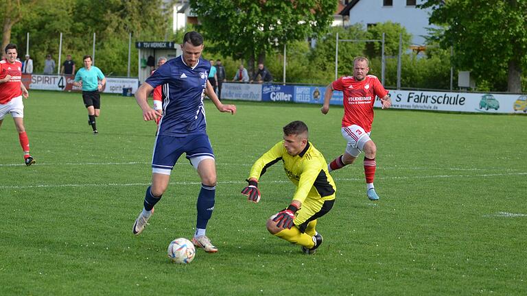 Maximilian Mosandl (links) überspielt Rödelmaiers Torwart Nils Rohmfeld und trifft zum 2:0 für den TSV Ettleben.