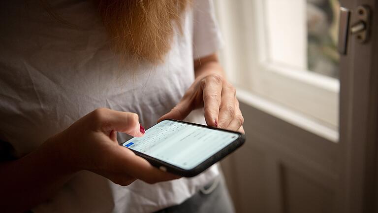 Eine Person tippt auf einem Smartphone.jpeg       -  Wer sein Handy vor Hackern schützen will, sollte es laut der NSA regelmäßig ausschalten.