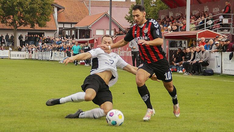 5:0 gewann der TSV Aubstadt das bislang letzte Heimspiel gegen den FC 05 Schweinfurt im Oktober 2023. Hier versetzt Timo Pitter (rechts) den Schweinfurter Marc Hänschke, der den FC 05 inzwischen verlassen hat.