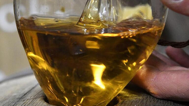 Alkoholsubvention wird trockengelegt       -  Das Branntweinmonopol ist endgültig Geschichte: Viele Kleinbrenner müssen sich jetzt überlegen, ob sie künftig aus Branntwein veredelten Schnaps machen.S: DPA