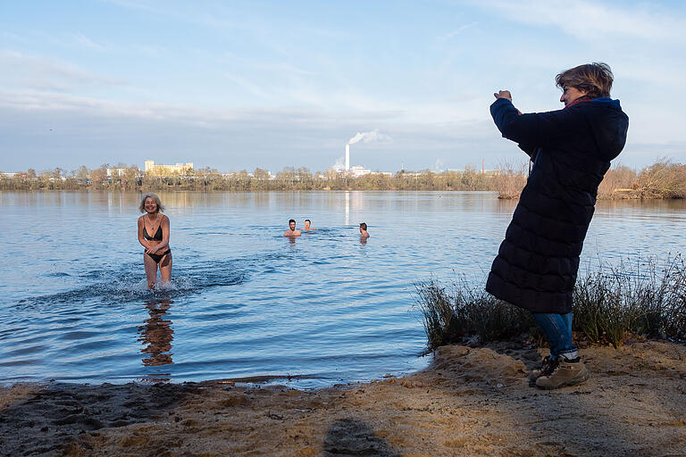 Die einen (Reporterin Susanne Wiedemann) tragen einen dicken Daunenmantel, die anderen (Ulrike Szallay-Grasser) kommen erfrischt aus dem kalten Wasser.&nbsp;&nbsp;