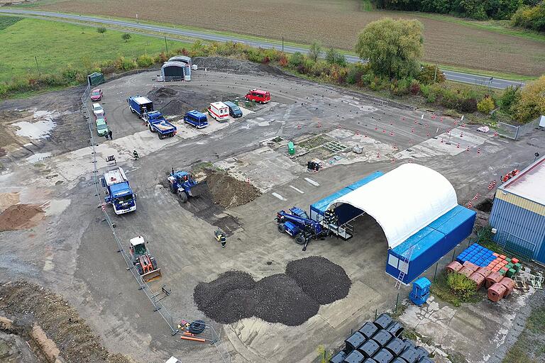 Innerhalb weniger Tage hat das THW Haßfurt im Auftrag des Landkreises Haßberge das Testzentrum in Wonfurt weiter ausgebaut und winterfest gemacht. Dadurch können die Testkapazitäten nochmal ausgeweitet werden.