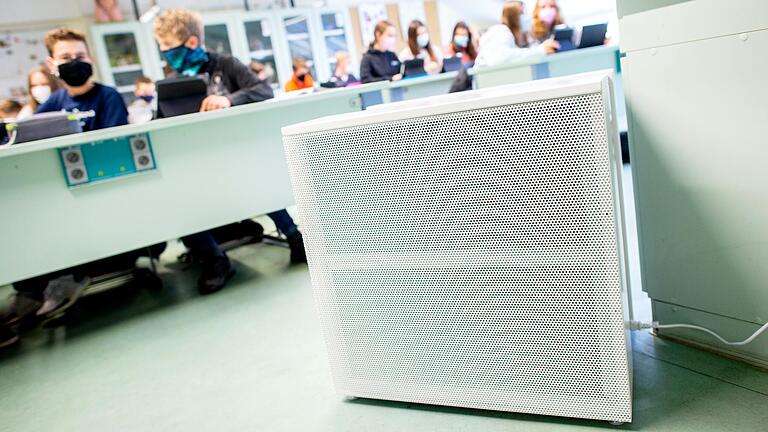 Ein Luftreiniger (vorn) soll im Klassenzimmer die Aerosol-Konzentration gering halten. Unser Bild zeigt eine Schulklasse in Oldenburg.