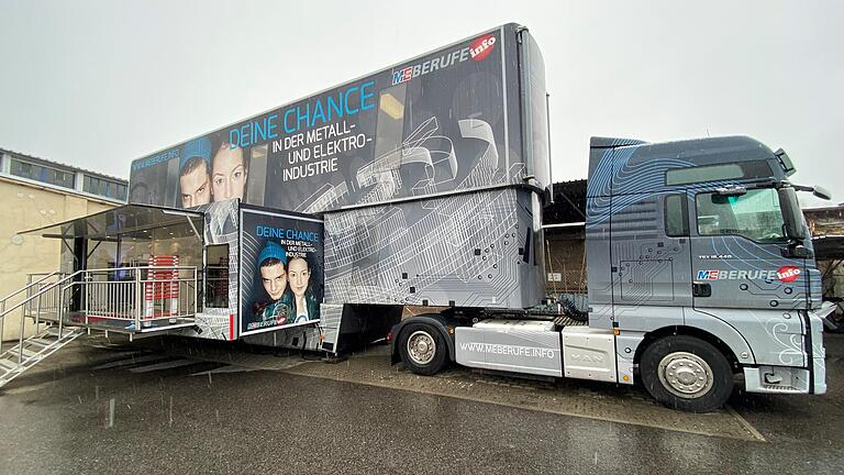 Der M+E Infotruck auf dem Werksgelände von SKF in Schweinfurt.