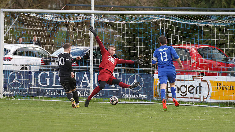 Tobias Förster (links) gleicht zum 1:1 für die SG Buchbrunn-Mainstockheim aus. Torwart Benjamin Stoer ist in dieser Situation machtlos, gewinnt mit seinem Team am Ende aber 5:3-