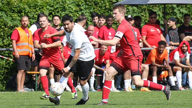 Tolga Arayici (links) vom FV Ülkemspor Kitzingen spielt den Ball vor Simon Beil von der SpVgg Gülchsheim. Die Kitzinger gewannen am letzten Spieltag zu Hause mit 3:1 gegen den direkten Konkurrenten und sicherten sich die Teilnahme an der Kreisliga-Relegation.