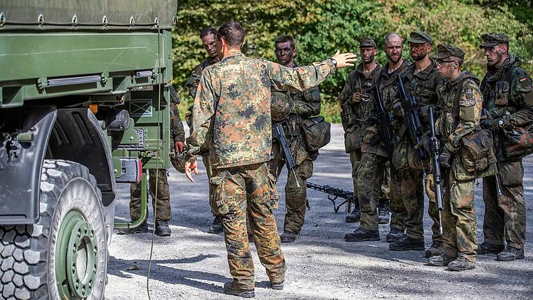 Gründlich werten Ausbilder und angehende Einzelkämpfer in Hammelburg ihre Eindrücke aus. Gründlich werten Ausbilder und angehende Einzelkämpfer in Hammelburg ihre Eindrücke aus.