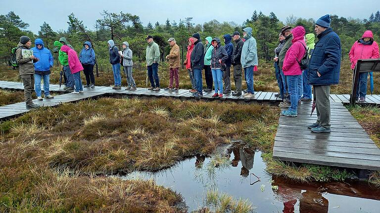 Trotz Kälte und Nieselregen folgten die 30 Teilnehmenden bei der Führung durch das Schwarze Moor den Ausführungen von Naturpark-Rangerin Martina Faber (links) mit großem Interesse.