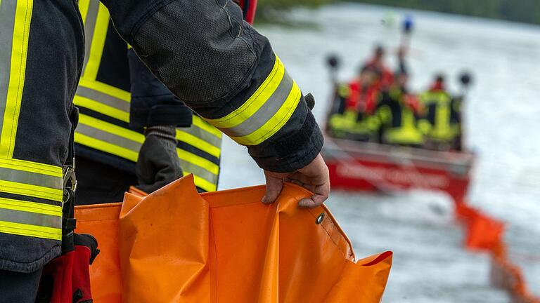 Übung der Feuerwehr zu einer Ölhavarie       -  Die Feuerwehr beseitigte laut Polizei den Ölfilm auf der Donau bei Deggendorf. (Symbolbild)