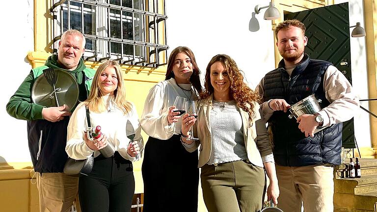Die in Haßfurt lebende Familie van Huet hat die Gastronomie im Schloss Oberschwappach übernommen und bewirtet bei bestimmten Events. Die in Haßfurt lebende Familie van Huet hat die Gastronomie im Schloss Oberschwappach übernommen und bewirtet bei bestimmten Events.