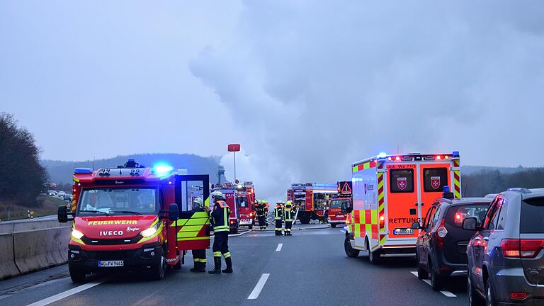 Am 12. Dezember 2020 kam auf der A3 eine 53-Jährige in ihrem brennenden Fahrzeug ums Leben. Nach dem Unfall wurden Fehler bei der Feuerwehralarmierung im Landkreis Würzburg offenbar.&nbsp;