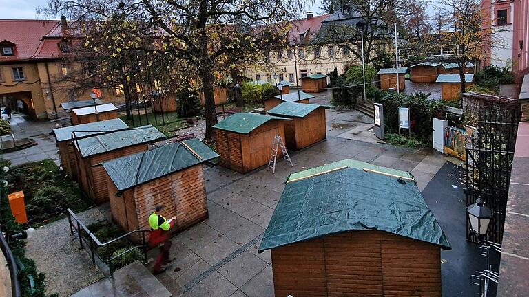 In nur vier Tagen wurden seit Montag die 19 Verkaufshütten im Rathaushof für die Veitshöchheimer Altortweihnacht aufgebaut. Nun muss nur noch dekoriert werden.