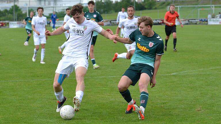 Felix Schmitt (links) vom TSV Abtswind setzt sich gegen einen Regensburger durch. Das Foto entstand im Abtswinder Heimspiel am letzten Spieltag der vergangenen Saison. Das erneute Aufeinandertreffen mit der Reserve des Zweitligisten verloren die Abtswinder nach einer schwachen ersten Halbzeit.