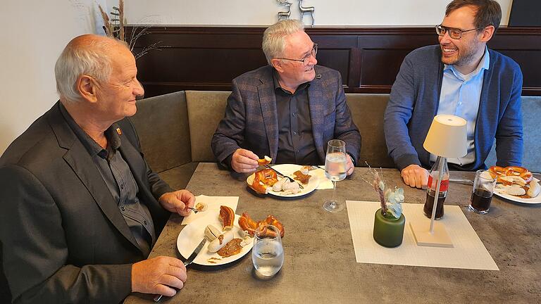 Neues Forsthaus Klaushof unter Jan Kirchhof       -  Thomas Leiner, dritter Bürgermeister der Stadt Bad Kissingen (Bildmitte), genießt Brezel und Weißwurst bei der Eröffnung.