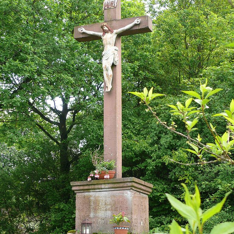 In der Bitte um ein weiteres Kind errichteten die Eltern 1887 auf dem Hartberg in Obersinn ein Gelübdekreuz – ein Jahr später kam Leo zur Welt. In der Bitte um ein weiteres Kind errichteten die Eltern 1887 auf dem Hartberg in Obersinn ein Gelübdekreuz – ein Jahr später kam Leo zur Welt.