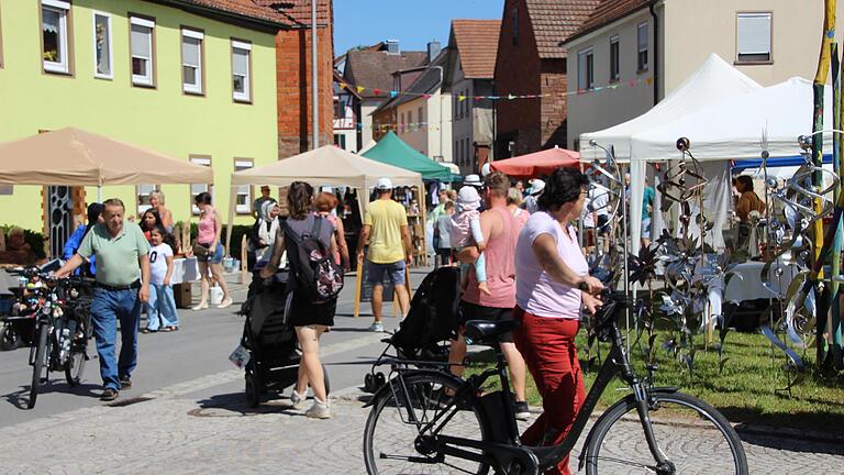 Elfershausens Markt- und August-Ullrich-Straße wurde am Sonntagnachmittag zur Flaniermeile. - Elfershausens Markt- und August-Ullrich-Straße wurde am Sonntagnachmittag zur Flaniermeile. Elfershausens Markt- und August-Ullrich-Straße wurde am Sonntagnachmittag zur Flaniermeile. - Elfershausens Markt- und August-Ullrich-Straße wurde am Sonntagnachmittag zur Flaniermeile.