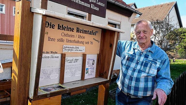 Die kleine Reimtafel von Klaus Weichmann ist bei Touristen in Ostheim immer wieder beliebte Anlaufstelle. &bdquo;Stille Unterhaltung seit 1976&ldquo; verspricht die einzigartige Idee des Rhöners.