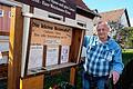 Die kleine Reimtafel von Klaus Weichmann ist bei Touristen in Ostheim immer wieder beliebte Anlaufstelle. &bdquo;Stille Unterhaltung seit 1976&ldquo; verspricht die einzigartige Idee des Rhöners.