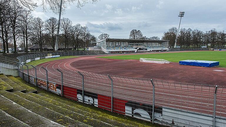 Ist das Willy-Sachs-Stadion in Schweinfurt, in dem der Fußball-Regionalligist FC 05 Schweinfurt spielt, drittligatauglich? Diese Frage soll eine Machbarkeitsstudie klären, die die CSU bei der Verwaltung beantragt hat. Ist das Willy-Sachs-Stadion in Schweinfurt, in dem der Fußball-Regionalligist FC 05 Schweinfurt spielt, drittligatauglich? Diese Frage soll eine Machbarkeitsstudie klären, die die CSU bei der Verwaltung beantragt hat.
