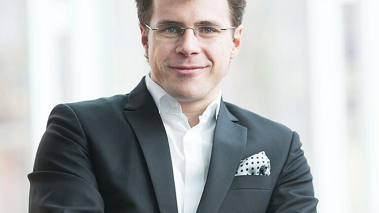 Dirigent Jakub Hru&scaron;a gilt am Pult der &bdquo;Bamberger&ldquo; als experimentierfreudiger Kopf, der dramaturgische Experimente und Brüche liebt.