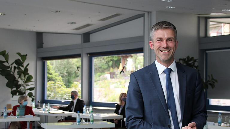 Souverän leitet der neue Bürgermeister Jochen Vogel seine erste Stadtratssitzung. Die Tische stehen in gebührendem Abstand zueinander. Einzelne Stadträte tragen einen Mund- und Nasenschutz. Foto: Ulrike Müller - Souverän leitet der neue Bürgermeister Jochen Vogel seine erste Stadtratssitzung. Die Tische stehen in gebührendem Abstand zueinander. Einzelne Stadträte tragen einen Mund- und Nasenschutz. Foto: Ulrike Müller Souverän leitet der neue Bürgermeister Jochen Vogel seine erste Stadtratssitzung. Die Tische stehen in gebührendem Abstand zueinander. Einzelne Stadträte tragen einen Mund- und Nasenschutz. Foto: Ulrike Müller - Souverän leitet der neue Bürgermeister Jochen Vogel seine erste Stadtratssitzung. Die Tische stehen in gebührendem Abstand zueinander. Einzelne Stadträte tragen einen Mund- und Nasenschutz. Foto: Ulrike Müller