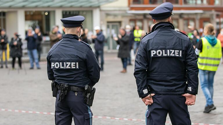 Zwei unterfränkische Polizisten bei einer Demonstration in Würzburg.