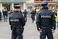 Zwei unterfränkische Polizisten bei einer Demonstration in Würzburg.