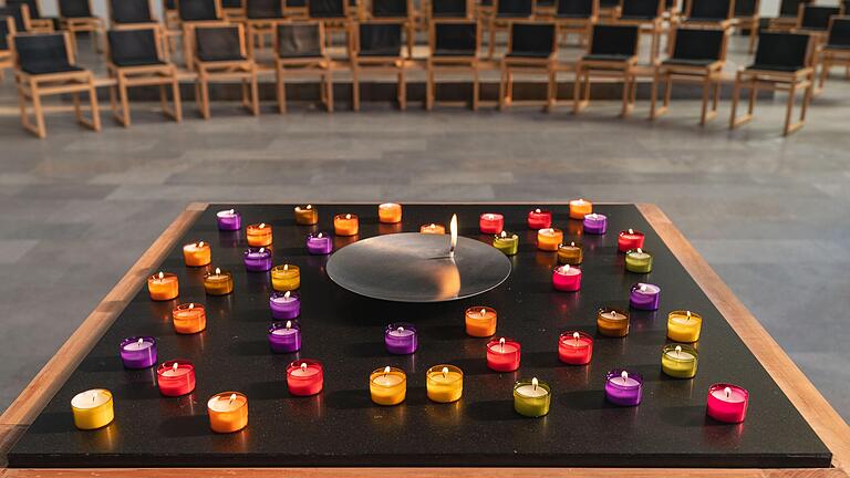 Solidaritätsaktion in der Kirche Maria Geburt in Aschaffenburg-Schweinheim: Die Kerzen auf dem Altar sollten von Menschen aufgestellt werden, die selbst betroffen von Missbrauch sind - oder Opfer von Missbrauch kennen.