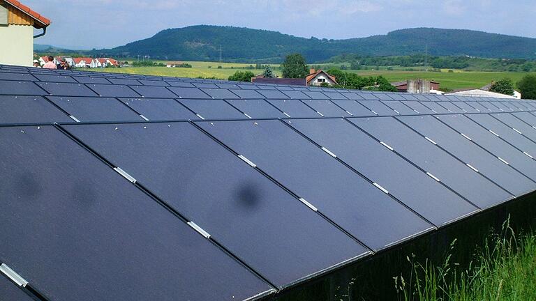 Abhängigkeit von Öl und Gas?&nbsp;Erneuerbare Energien rücken nun stärker in den Fokus. Unser Bild zeigt eine Anlage in Großbardorf.