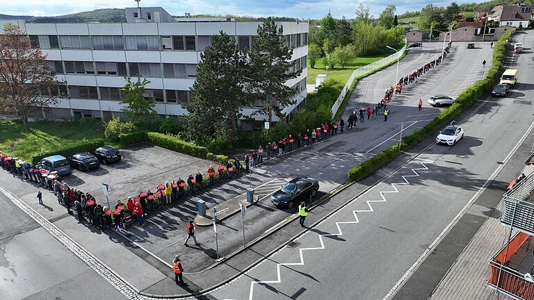 Die Menschenkette setzte sich in Richtung des Betriebsparkplatzes in der Georg-Schäfer-Straße fort.