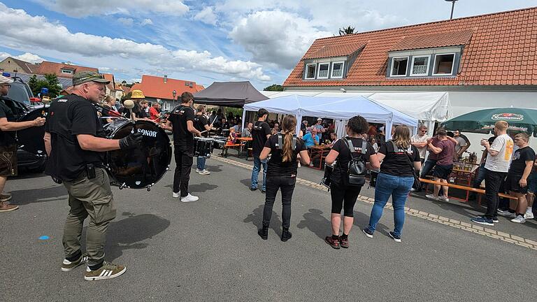 Eine echte Überraschung gelang den DrumStorm aus Steinheim/Westfalen, die mit einem Trommelwirbel beim Feuerwehrfest in Krautheim aufspielten.