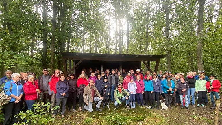 Teilnehmer des Grenzgangs an der Elisabethen-Hütte.