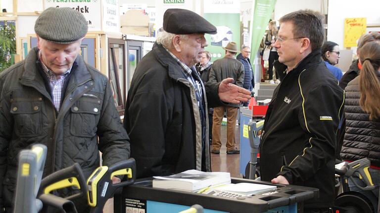 Am Stand von Gebrüder Liebler berieten Geschäftsführer Ludwig Franz (rechts) und seine Kollegen Kunden bei der Anschaffung neuer Garten- und Baugeräte.