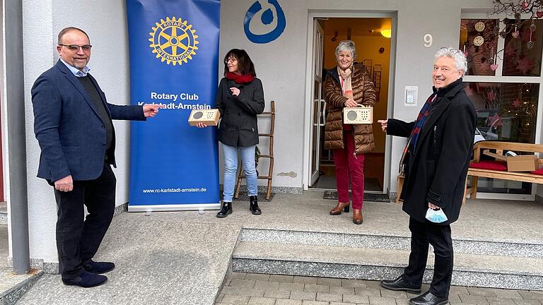 Christine Siegmund (hinten links) und Gerlinde Hessler von der heilpädagogischen Tagesstätte in Gemünden freuten sich über die Spende von zwei 'Hörberts' vom Rotary-Club Karlstadt-Arnstein. Rotary-Präsident Georg Riedmann (vorne links) und Incomming-Präsident Erwin Gößwein übergaben die 'Hörberts'.