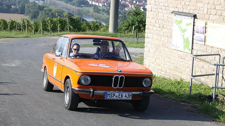 Alexander und Barbara Köhler vom BMW Köhler Team aus Karlstadt waren mit einem BMW 2002 in orange unterwegs.