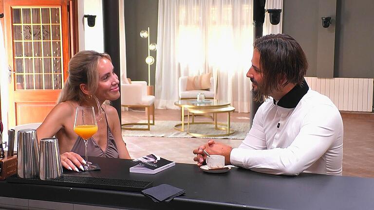 Virginia und John_Folge 2       -  John aus BobingenJohn aus Bobingen beim Date mit Virginia im First Dates Hotel. Nicht frei verwendbar