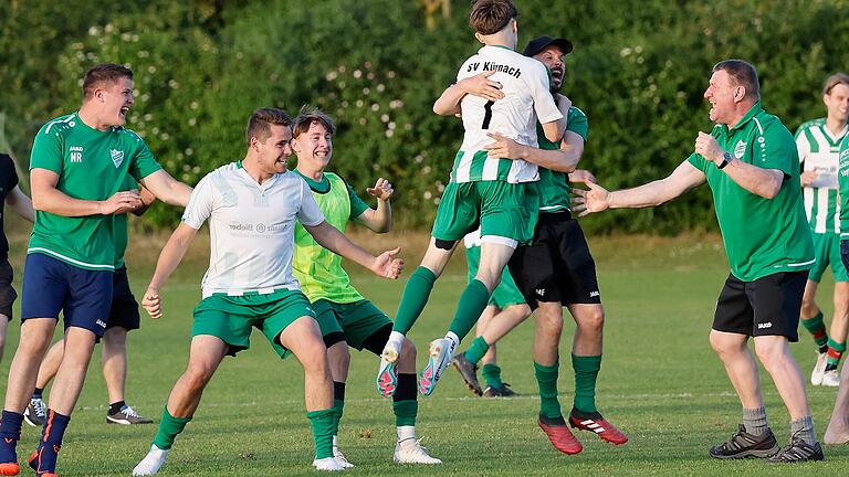 Kürnachs Felix Wolf in den Armen von Trainer Marco Forner. Am Samstag durften die Kürnacher nach dem Rückspiel in Dettingen wieder jubeln.