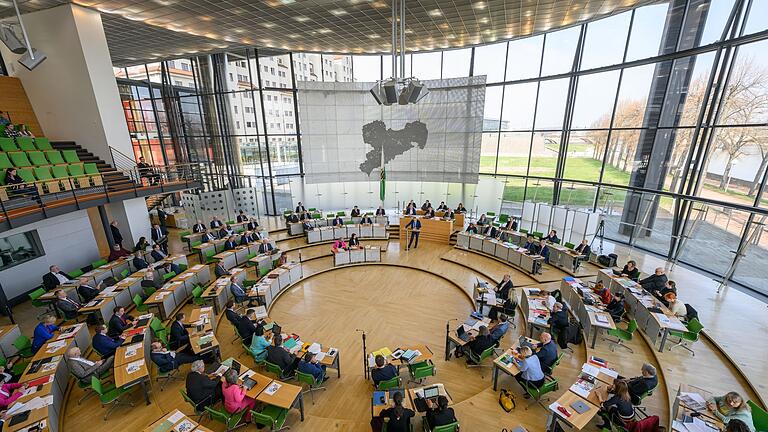 Sächsischer Landtag.jpeg       -  Im Herbst wählt Sachsen einen neuen Landtag. Doch was bedeuten nochmal Erst- und Zweitstimme?