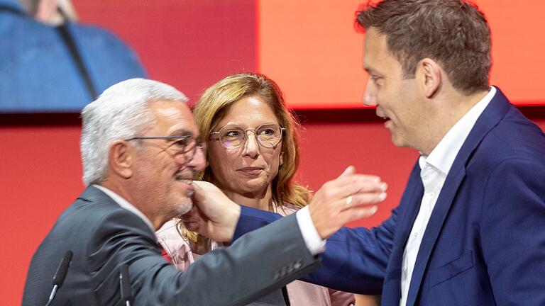 Außerordentlicher Parteitag SPD Rheinland-Pfalz - SPD-Chef Lars Klingbeil (r.) mit dem scheidenden rheinland-pfälzischen Parteichef Roger Lewentz (l.) und seiner Nachfolgerin Sabine Bätzing-Lichtenthäler beim Parteitag. Außerordentlicher Parteitag SPD Rheinland-Pfalz - SPD-Chef Lars Klingbeil (r.) mit dem scheidenden rheinland-pfälzischen Parteichef Roger Lewentz (l.) und seiner Nachfolgerin Sabine Bätzing-Lichtenthäler beim Parteitag.