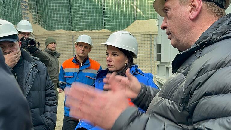 Ukraine-Krieg - Baerbock in Kiew       -  Fast zwei Drittel der Energieinfrastruktur der Ukraine seien mittlerweile zerstört, Strom und Wärme fehlten, sagte Baerbock bei ihrem Besuch