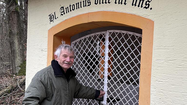 Eugen Reiter hofft, dass noch 2025 das zerstörte Dach wieder aufgebaut und der Innenraum saniert werden kann. Bis dahin bleibt das schmiedeeiserne Tor geschlossen. - Eugen Reiter hofft, dass noch 2025 das zerstörte Dach wieder aufgebaut und der Innenraum saniert werden kann. Bis dahin bleibt das schmiedeeiserne Tor geschlossen. Eugen Reiter hofft, dass noch 2025 das zerstörte Dach wieder aufgebaut und der Innenraum saniert werden kann. Bis dahin bleibt das schmiedeeiserne Tor geschlossen. - Eugen Reiter hofft, dass noch 2025 das zerstörte Dach wieder aufgebaut und der Innenraum saniert werden kann. Bis dahin bleibt das schmiedeeiserne Tor geschlossen.