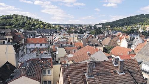 So blickte auch der Kissinger Türmer auf die Stadt hinab, auf den Altenberg (links), das Alte Rathaus von hinten (mit kleinem Türmchen) und den Staffelsberg (rechts).