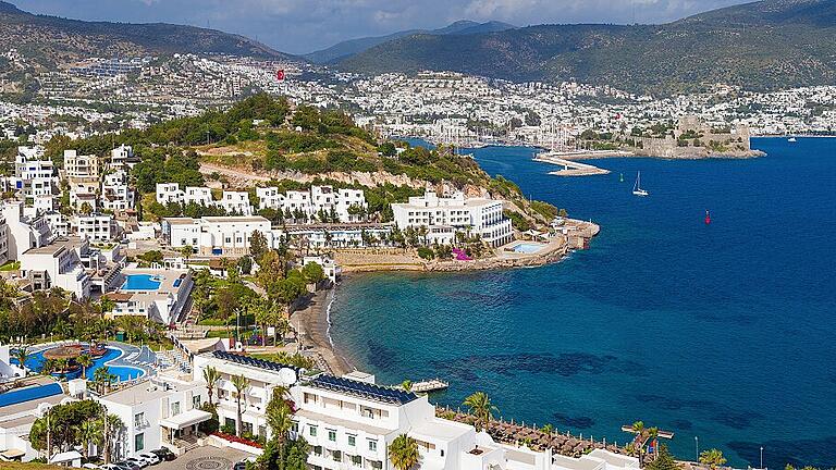 Beautiful Bodrum, Turkey       -  Umweltschützer haben nicht viel Hoffnung: Die Küste auf der türkischen Halbinsel Bodrum sehen sie ruiniert.