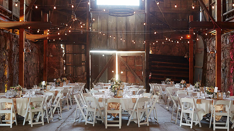 Eventscheune Hochzeit       -  Gemütlichkeit, Natürlichkeit und wilde Romantik. Diese Eigenschaften zeichnen eine herbstliche Boho-Hochzeit in der Scheune aus.