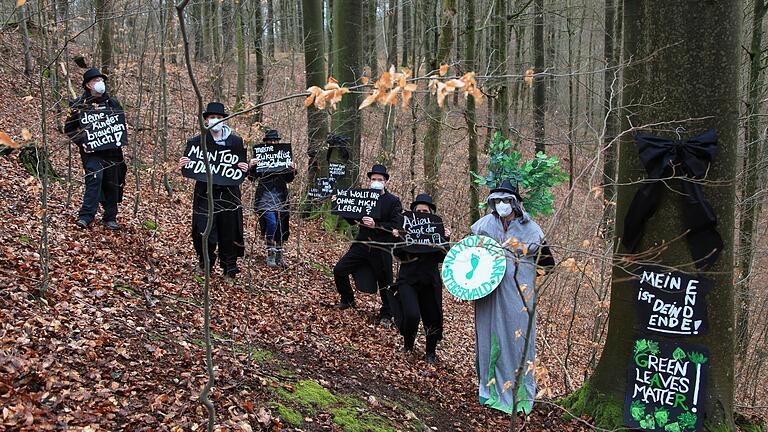 Mitglieder des Vereins Nationalpark Steigerwald protestierten im Wald bei Eschenau gegen die geplante Fällung von großen Buchen.