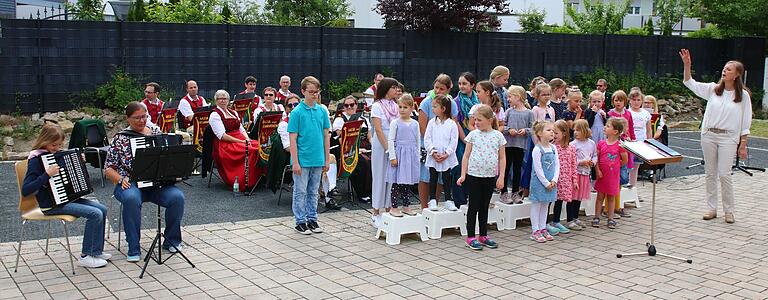 Boten ein abwechslungsreiches Programm: Chor und Orchester des MGV Wiesentheid.